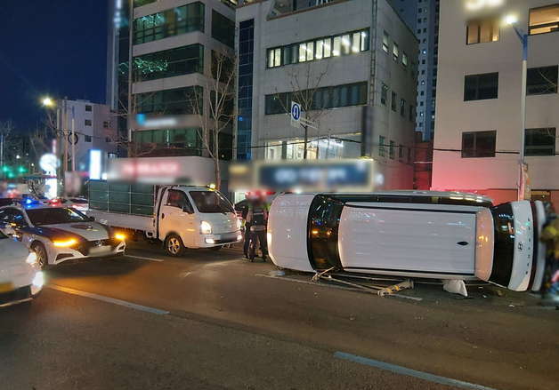 부산 수영교차로서 차량 5중 추돌 사고…3명 경상