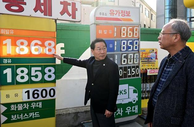 유정복 "시민에 부담 유류 가격 안정화 추진"…주유소 현장 찾아