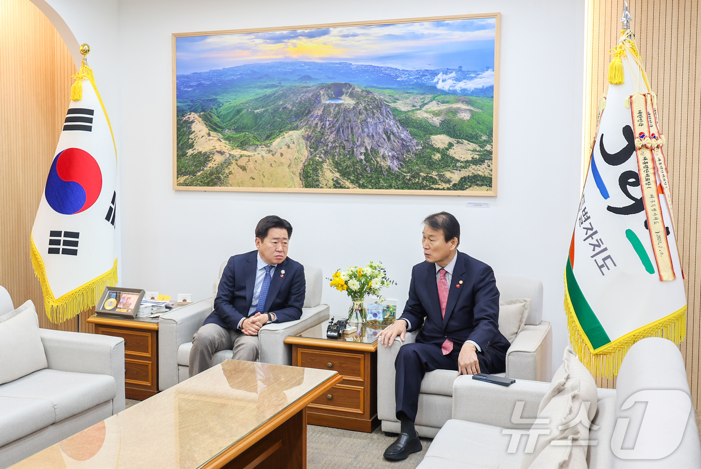 (서울=뉴스1) = 권오을 국가보훈부 장관이 13일 오전 제주지역 보훈현장 소통 행보를 위해 제주특별자치도청을 방문해 오영훈 제주특별자치도지사와 면담을 하고 있다. (국가보훈부 제 …