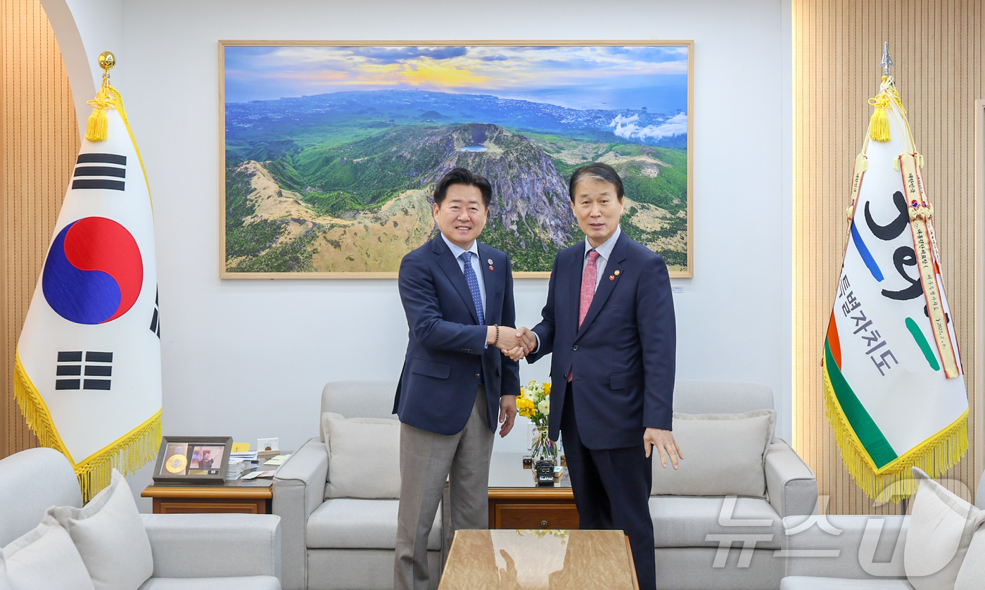 (서울=뉴스1) = 권오을 국가보훈부 장관이 13일 오전 제주지역 보훈현장 소통 행보를 위해 제주특별자치도청을 방문해 오영훈 제주특별자치도지사와 면담하고 기념촬영을 하고 있다. ( …