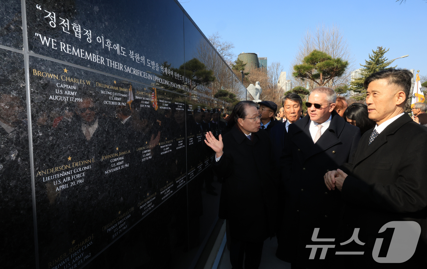 (서울=뉴스1) 이호윤 기자 = 마이클 디솜브리 미 국무부 동아시아·태평양 차관보가 13일 서울 용산 전쟁기념관에 조성된 주한미군 전사자·실종자 추모비를 살펴보고 있다. 2026. …