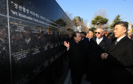 추모비 살펴보는 마이클 디솜브리 차관보