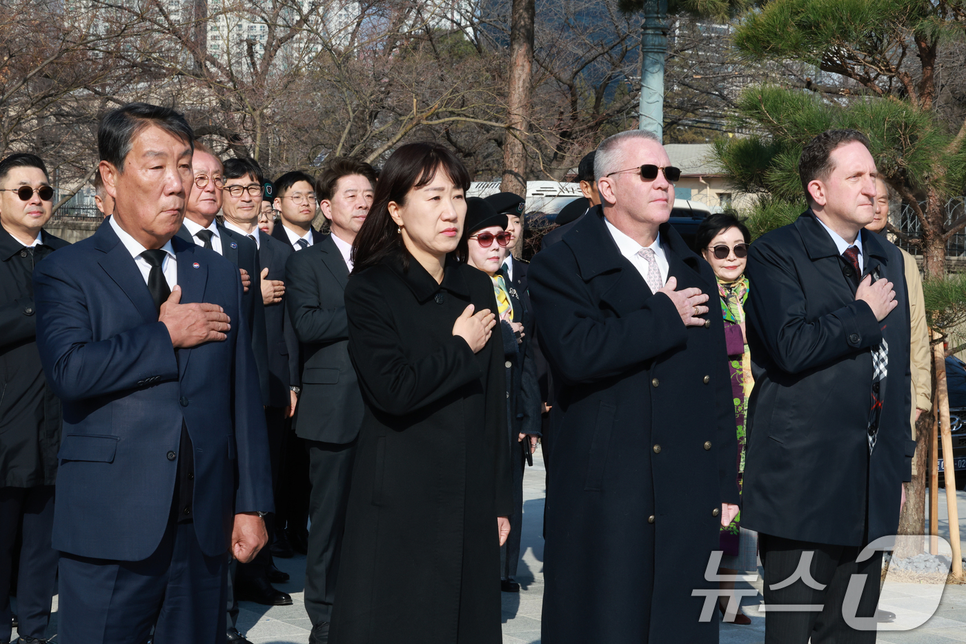 (서울=뉴스1) 이호윤 기자 = 강윤진 국가보훈부 차관과 마이클 디솜브리 미 국무부 동아시아·태평양 차관보가 13일 서울 용산 전쟁기념관에 조성된 주한미군 전사자·실종자 추모비에 …