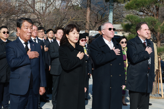 국기에 대한 경례하는 강윤진 차관과 디솜브리 차관보