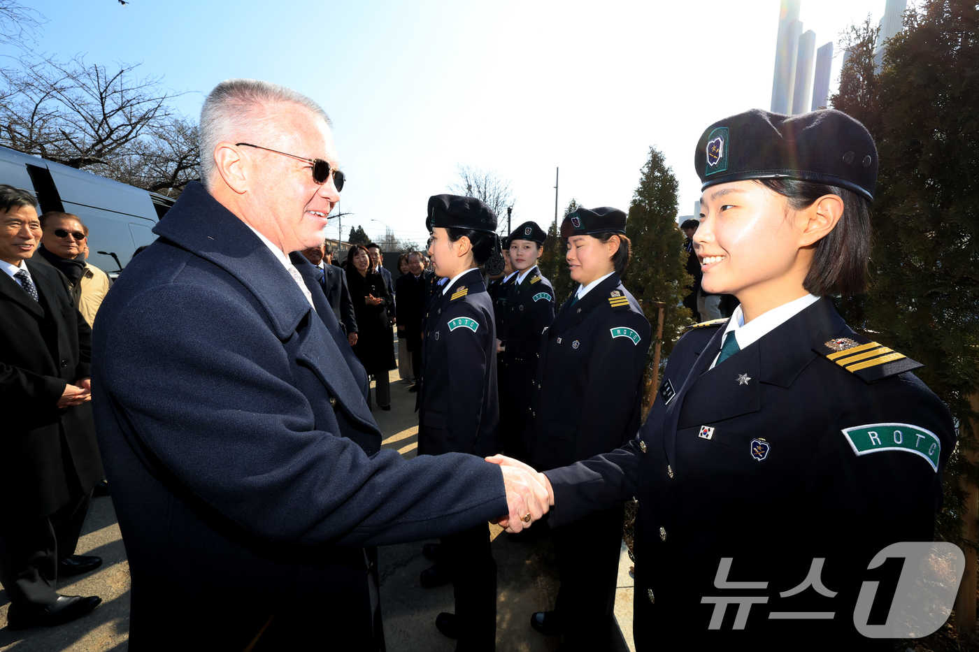 (서울=뉴스1) 이호윤 기자 = 마이클 디솜브리 미 국무부 동아시아·태평양 차관보가 13일 서울 용산 전쟁기념관에 조성된 주한미군 전사자·실종자 추모비에 추모를 마치고 ROTC 생 …