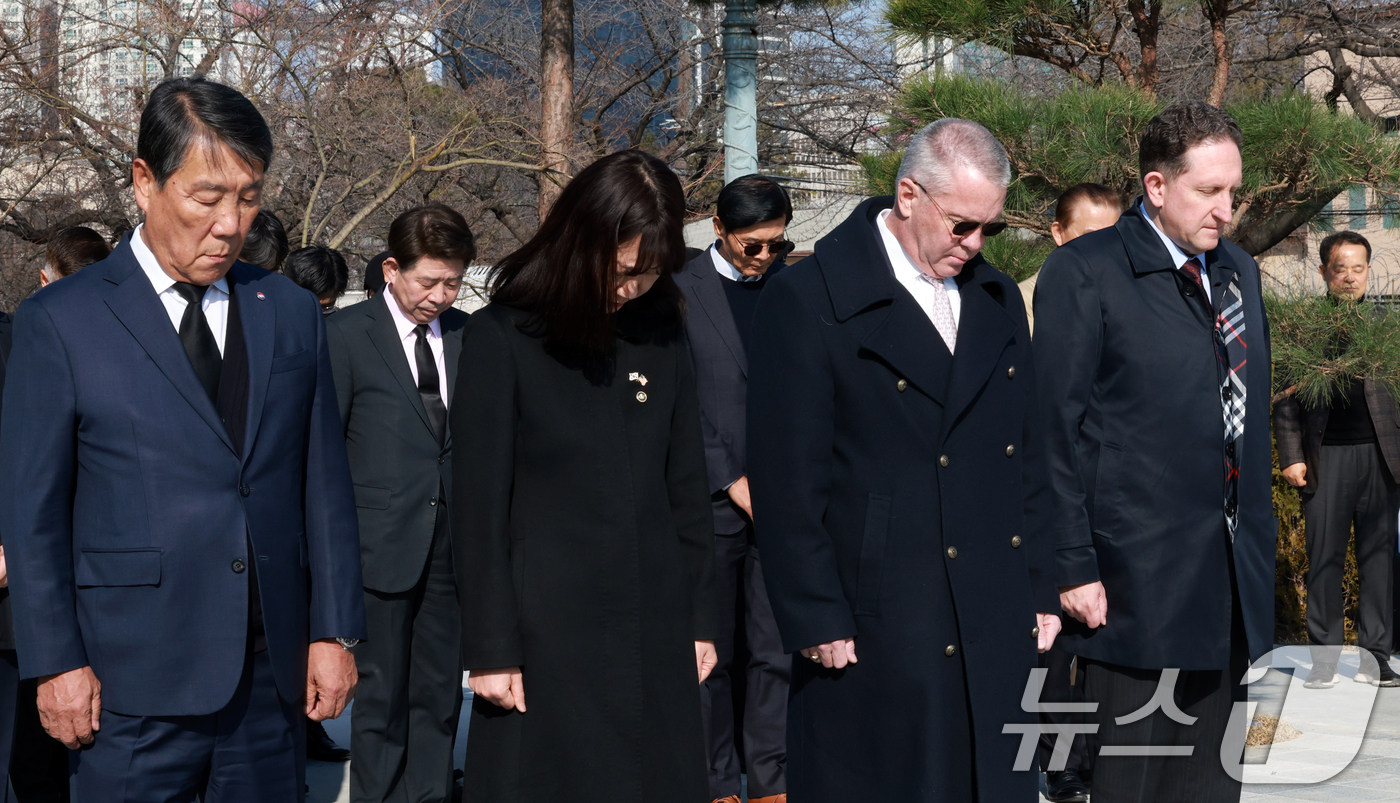 (서울=뉴스1) 이호윤 기자 = 강윤진 국가보훈부 차관과 마이클 디솜브리 미 국무부 동아시아·태평양 차관보가 13일 서울 용산 전쟁기념관에 조성된 주한미군 전사자·실종자 추모비에 …