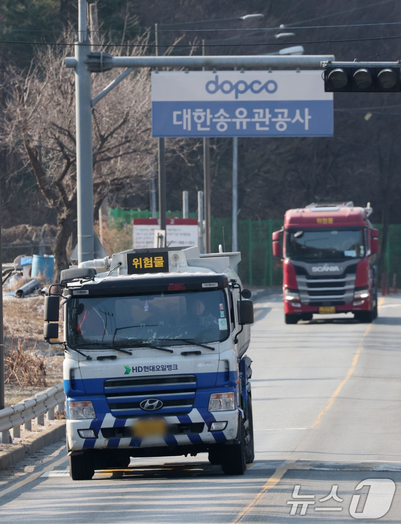 (성남=뉴스1) 김영운 기자 = 석유 제품에 대한 가격 상한제(최고가격제)가 전면 시행된 가운데 13일 경기 성남시 분당구 대한송유관공사 서울지사 인근 도로에 탱크로리(유조차)들이 …