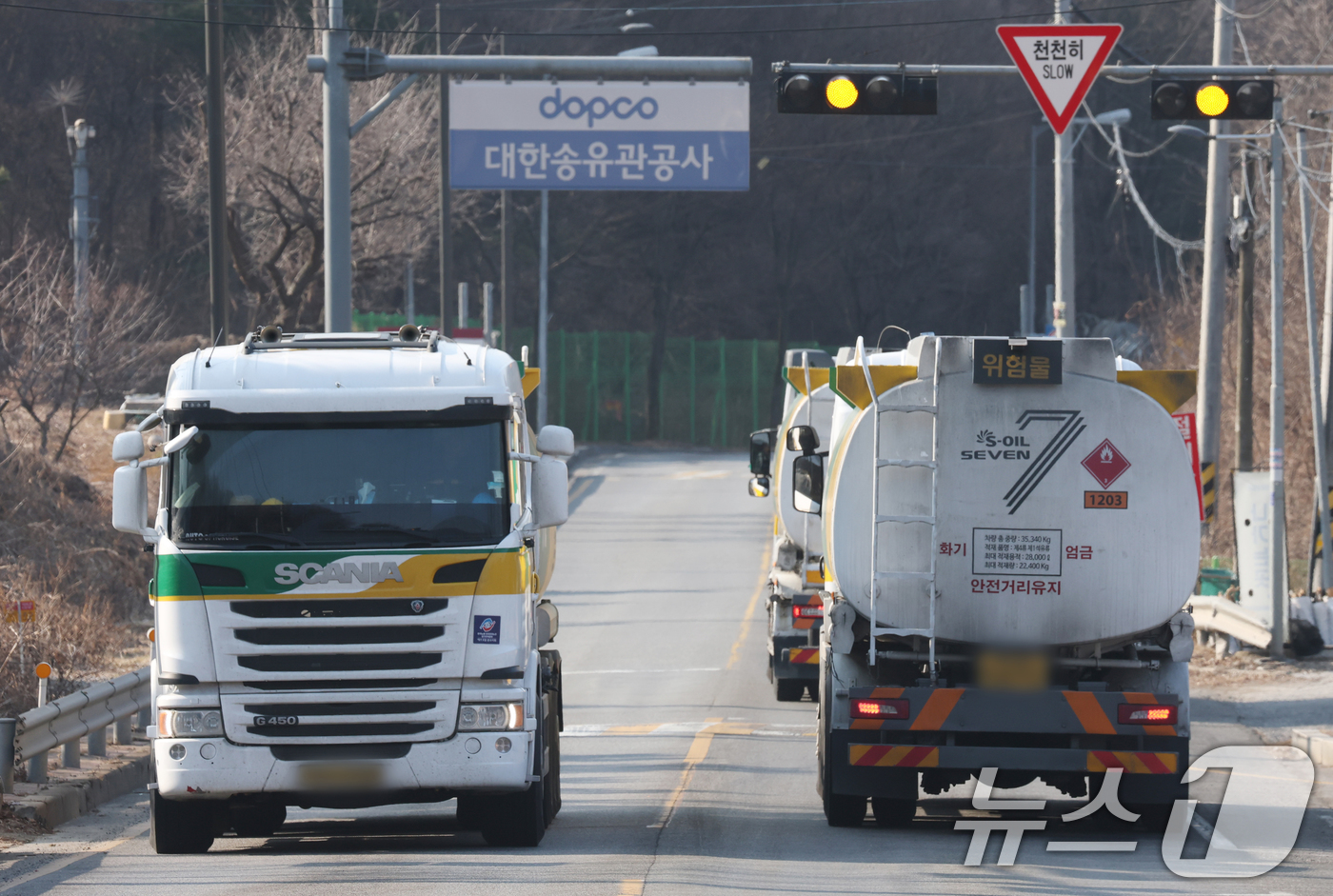 (성남=뉴스1) 김영운 기자 = 석유 제품에 대한 가격 상한제(최고가격제)가 전면 시행된 가운데 13일 경기 성남시 분당구 대한송유관공사 서울지사 인근 도로에 탱크로리(유조차)들이 …