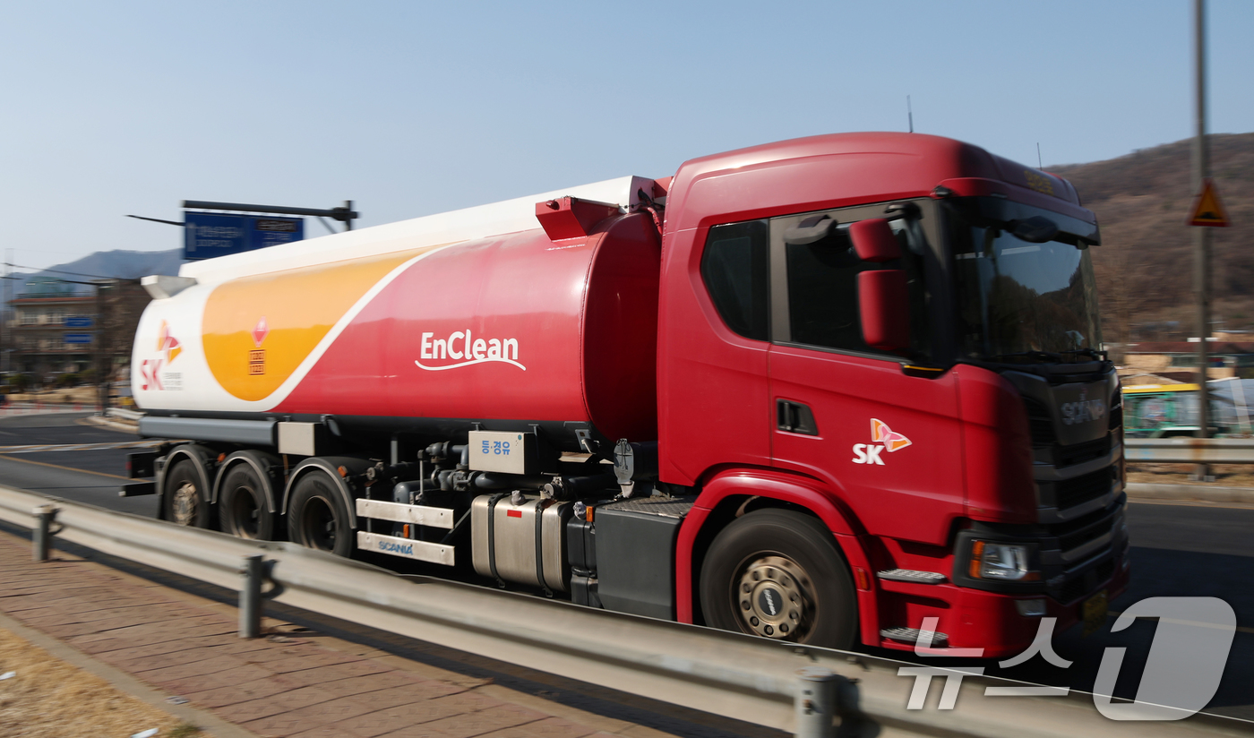 (성남=뉴스1) 김영운 기자 = 석유 제품에 대한 가격 상한제(최고가격제)가 전면 시행된 가운데 13일 경기 성남시 분당구 대한송유관공사 서울지사 인근 도로에 탱크로리(유조차)들이 …