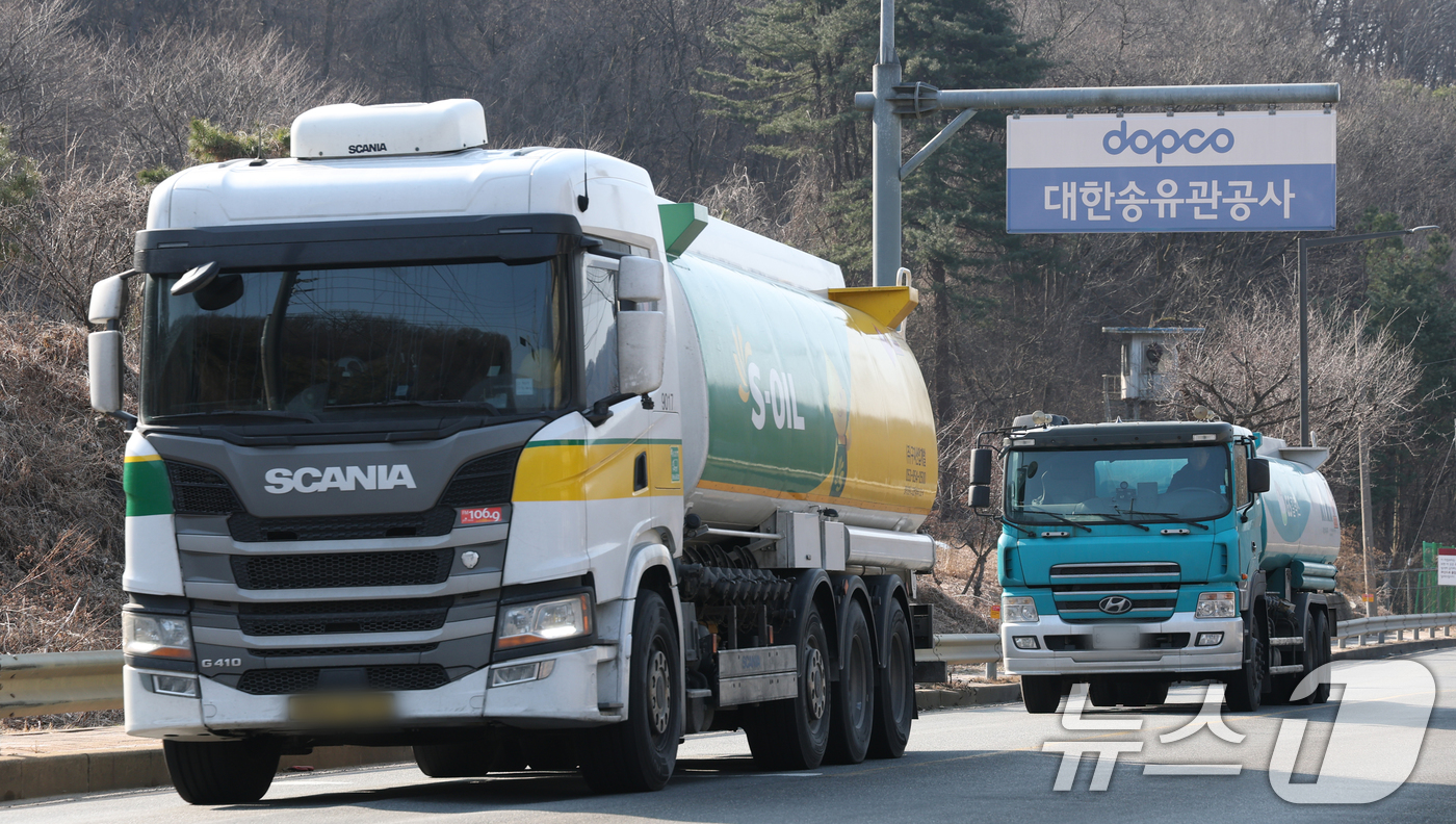 (성남=뉴스1) 김영운 기자 = 석유 제품에 대한 가격 상한제(최고가격제)가 전면 시행된 가운데 13일 경기 성남시 분당구 대한송유관공사 서울지사 인근 도로에 탱크로리(유조차)들이 …