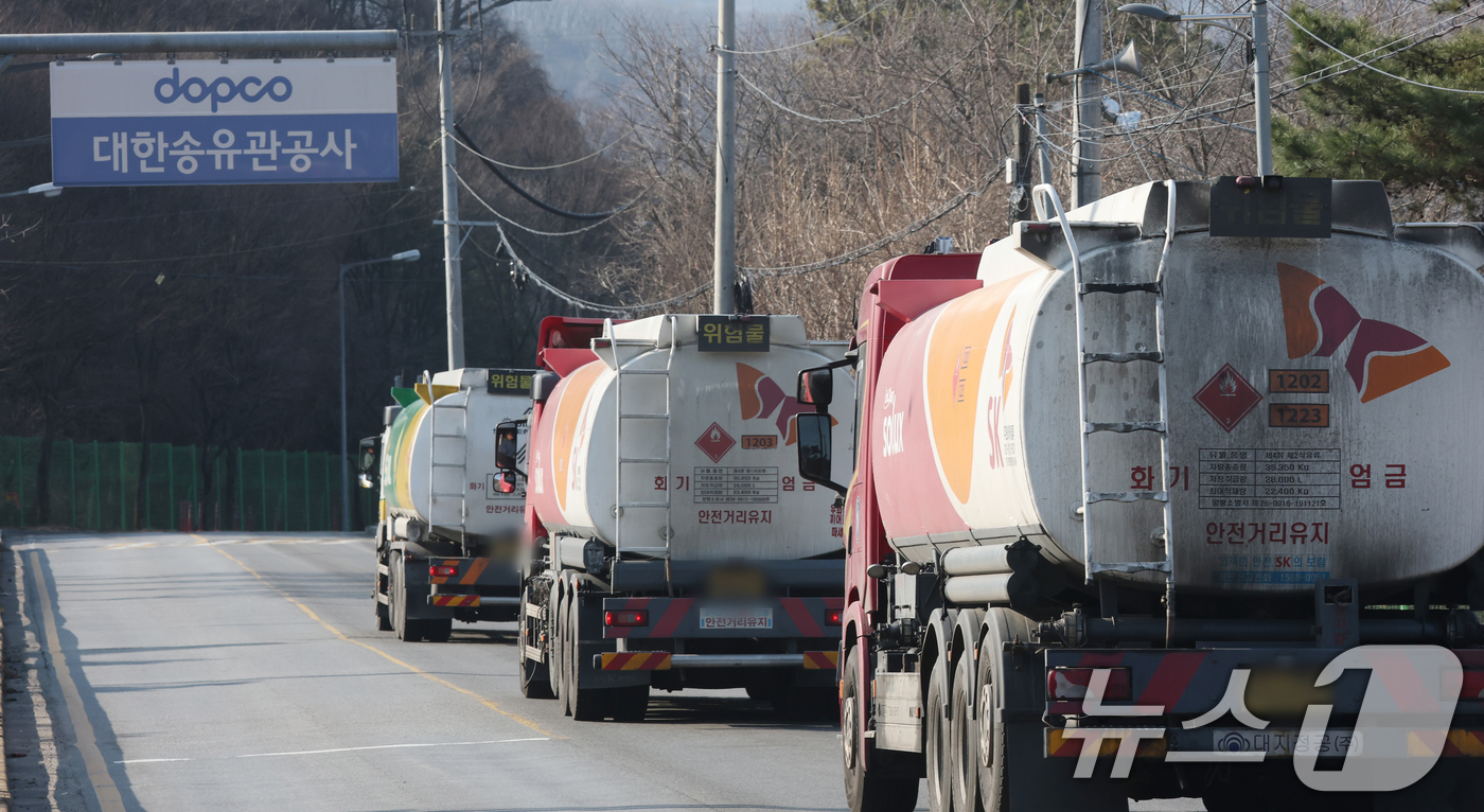 (성남=뉴스1) 김영운 기자 = 석유 제품에 대한 가격 상한제(최고가격제)가 전면 시행된 가운데 13일 경기 성남시 분당구 대한송유관공사 서울지사 인근 도로에 탱크로리(유조차)들이 …