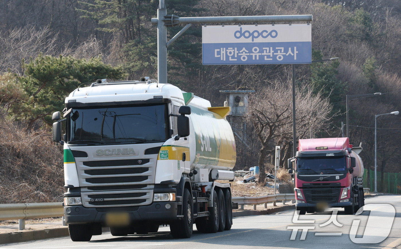 (성남=뉴스1) 김영운 기자 = 석유 제품에 대한 가격 상한제(최고가격제)가 전면 시행된 가운데 13일 경기 성남시 분당구 대한송유관공사 서울지사 인근 도로에 탱크로리(유조차)들이 …