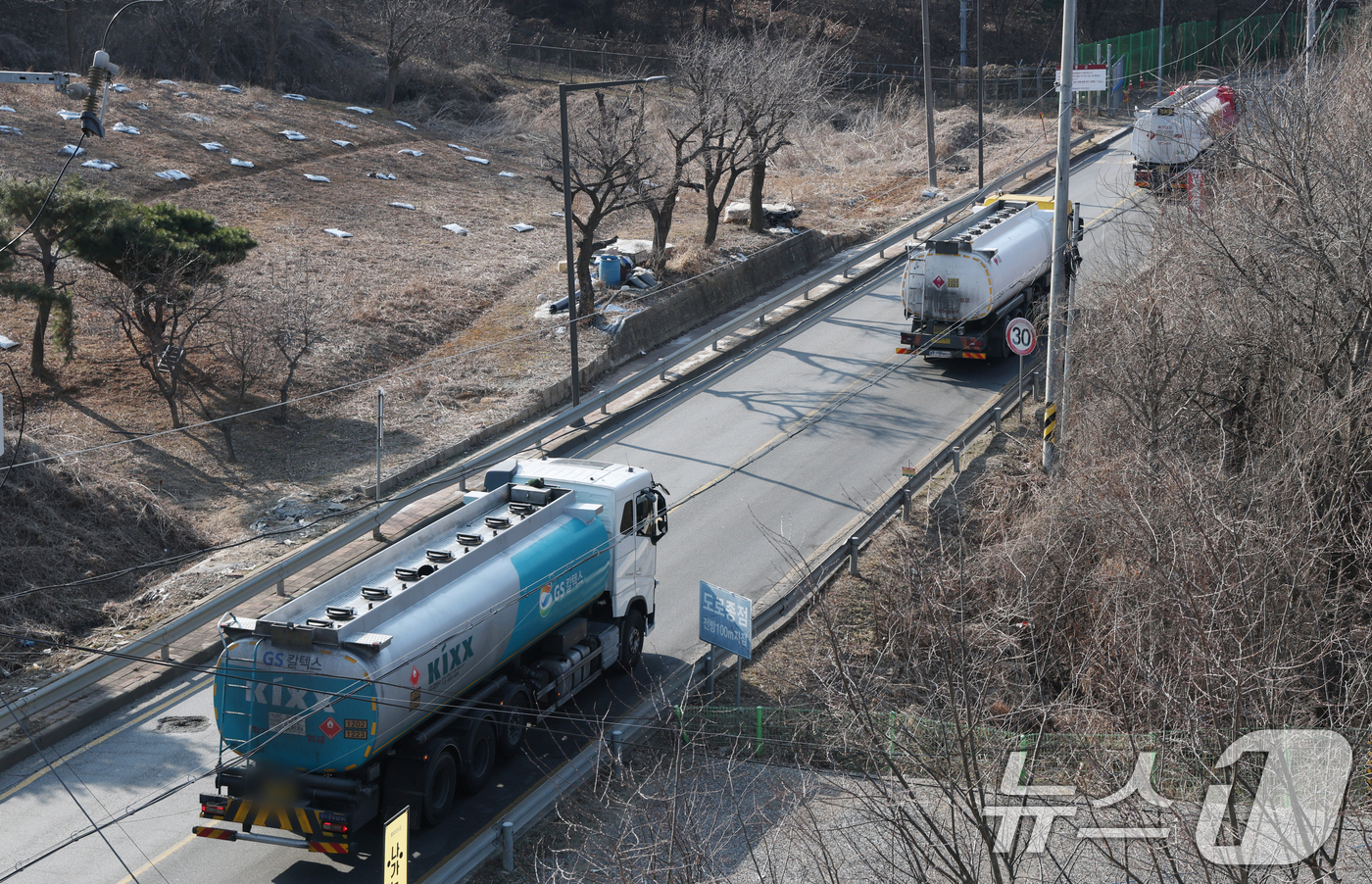 (성남=뉴스1) 김영운 기자 = 석유 제품에 대한 가격 상한제(최고가격제)가 전면 시행된 가운데 13일 경기 성남시 분당구 대한송유관공사 서울지사 인근 도로에 탱크로리(유조차)들이 …