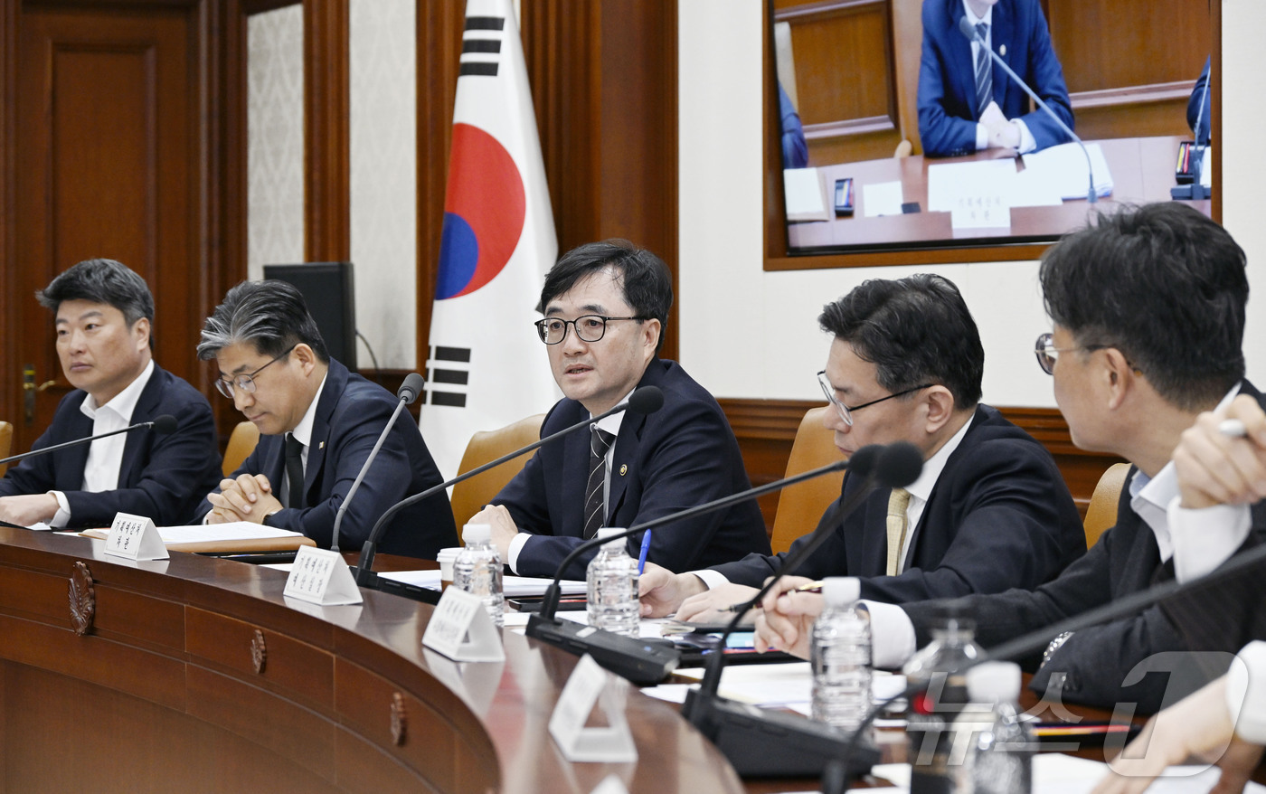 (서울=뉴스1) = 임기근 기획예산처 장관 직무대행 차관이 13일 오전 서울 종로구 정부서울청사에서 열린 '중동상황 점검 관계부처 차관회의'를 주재하고 있다. (기획예산처 제공. …