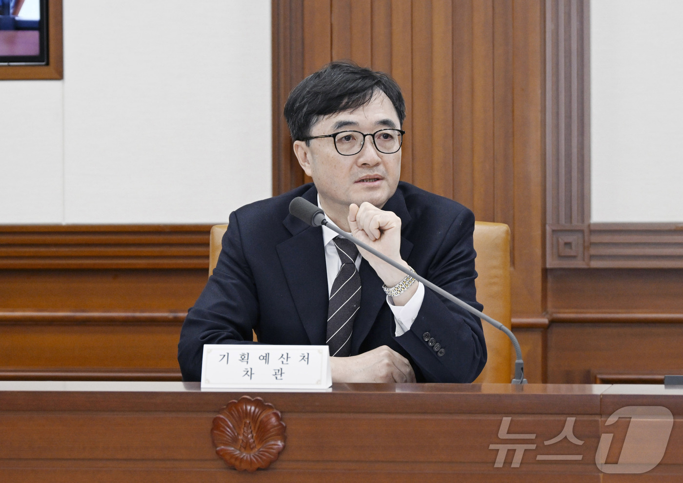 (서울=뉴스1) = 임기근 기획예산처 장관 직무대행 차관이 13일 오전 서울 종로구 정부서울청사에서 열린 '중동상황 점검 관계부처 차관회의'를 주재하고 있다. (기획예산처 제공. …