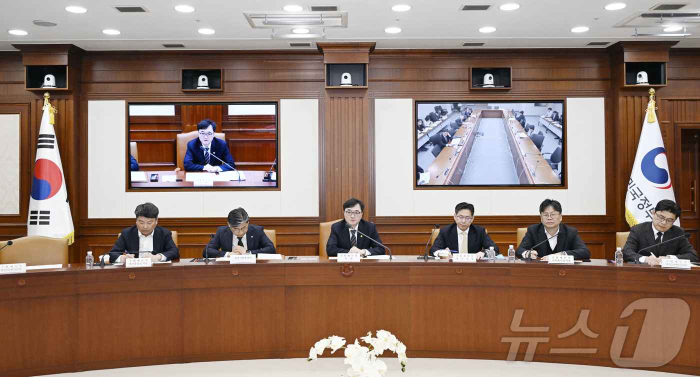 (서울=뉴스1) = 임기근 기획예산처 장관 직무대행 차관이 13일 오전 서울 종로구 정부서울청사에서 열린 '중동상황 점검 관계부처 차관회의'를 주재하고 있다. (기획예산처 제공. …