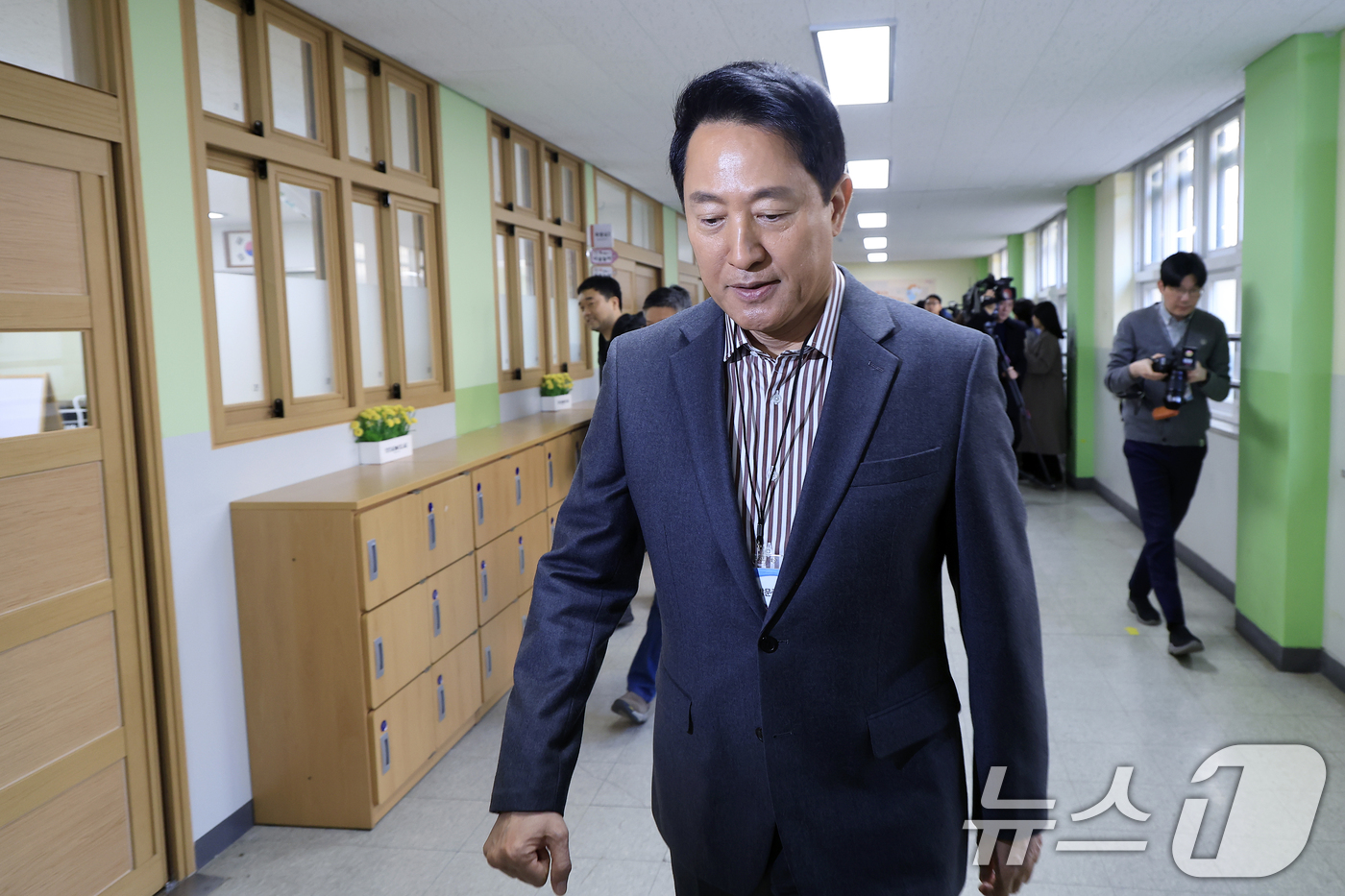 (서울=뉴스1) 박정호 기자 = 오세훈 서울시장이 13일 오전 서울 용산구의 한 초등학교에서 초등안심벨 안전교육을 마친 뒤 이동하고 있다.2026.3.13/뉴스1