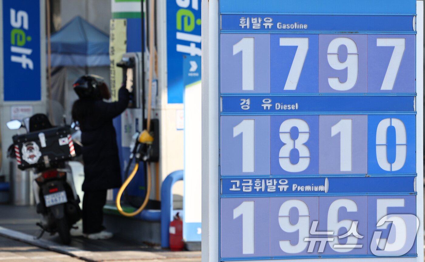본문 이미지 - 석유제품 최고가격제 시행 첫날인 13일 서울의 한 주유소에 휘발유·경유 가격이 표시되어 있다. 2026.3.13 ⓒ 뉴스1 최지환 기자