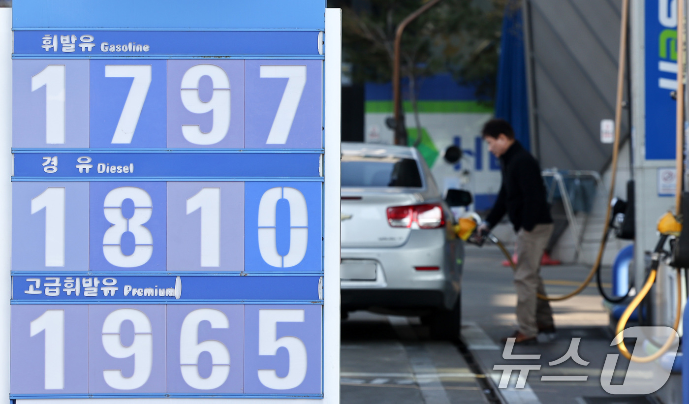 (서울=뉴스1) 최지환 기자 = 석유제품 최고가격제 시행 첫날인 13일 서울의 한 주유소에 휘발유·경유 가격이 표시되어 있다.최고가격제는 정유사가 주유소와 대리점 등에 공급하는 도 …