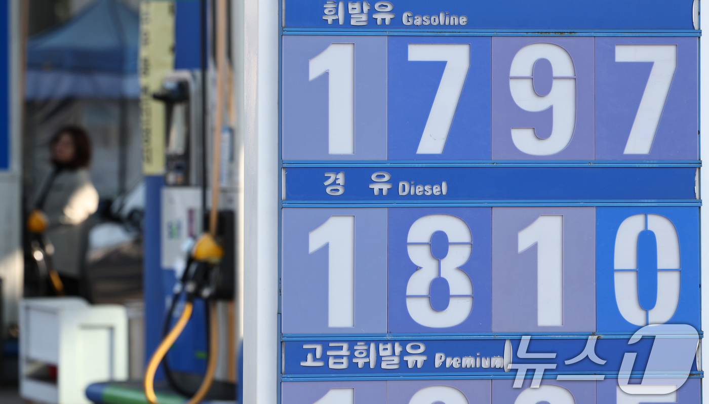(서울=뉴스1) 최지환 기자 = 석유제품 최고가격제 시행 첫날인 13일 서울의 한 주유소에 휘발유·경유 가격이 표시되어 있다.최고가격제는 정유사가 주유소와 대리점 등에 공급하는 도 …