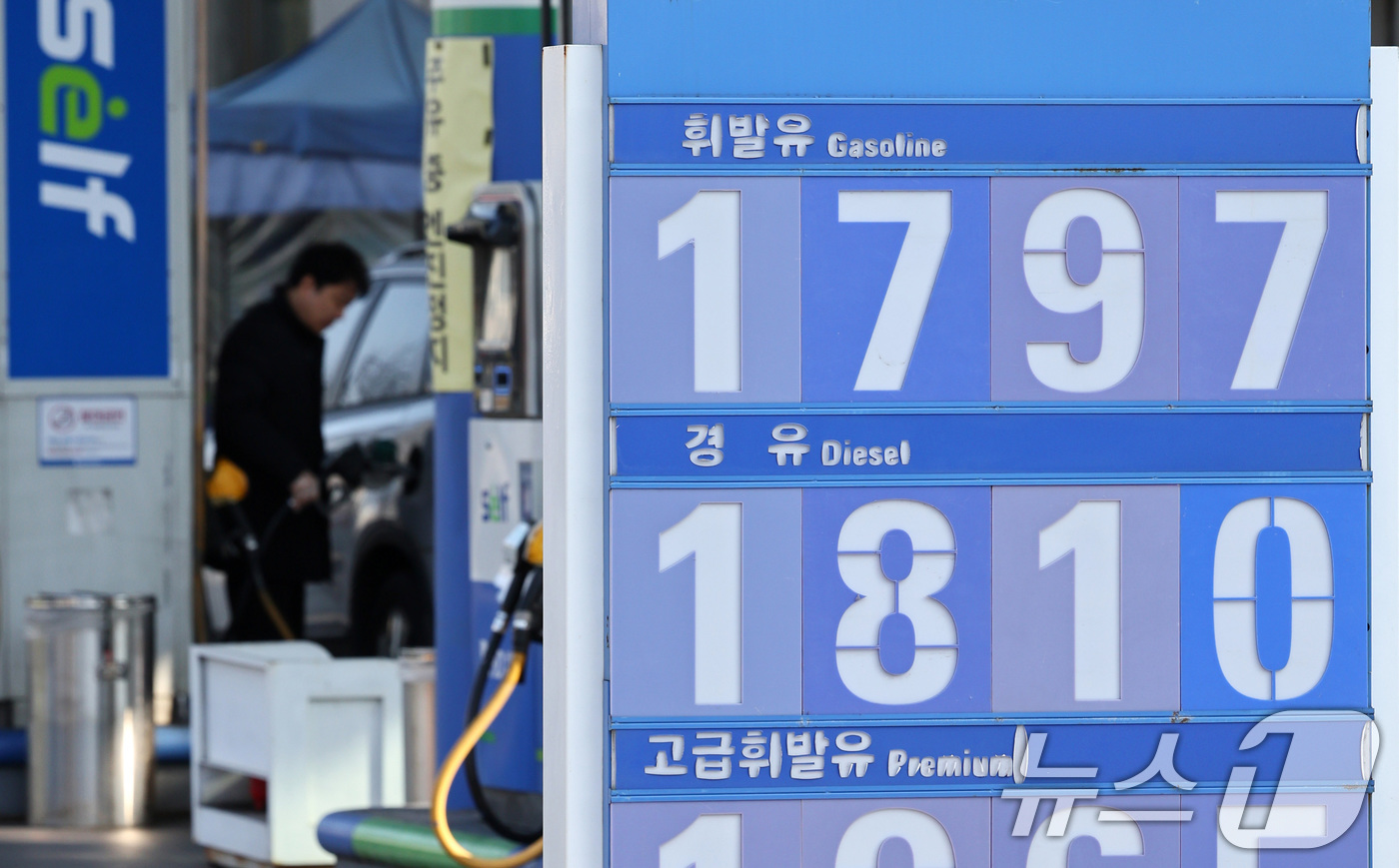 (서울=뉴스1) 최지환 기자 = 석유제품 최고가격제 시행 첫날인 13일 서울의 한 주유소에 휘발유·경유 가격이 표시되어 있다.최고가격제는 정유사가 주유소와 대리점 등에 공급하는 도 …