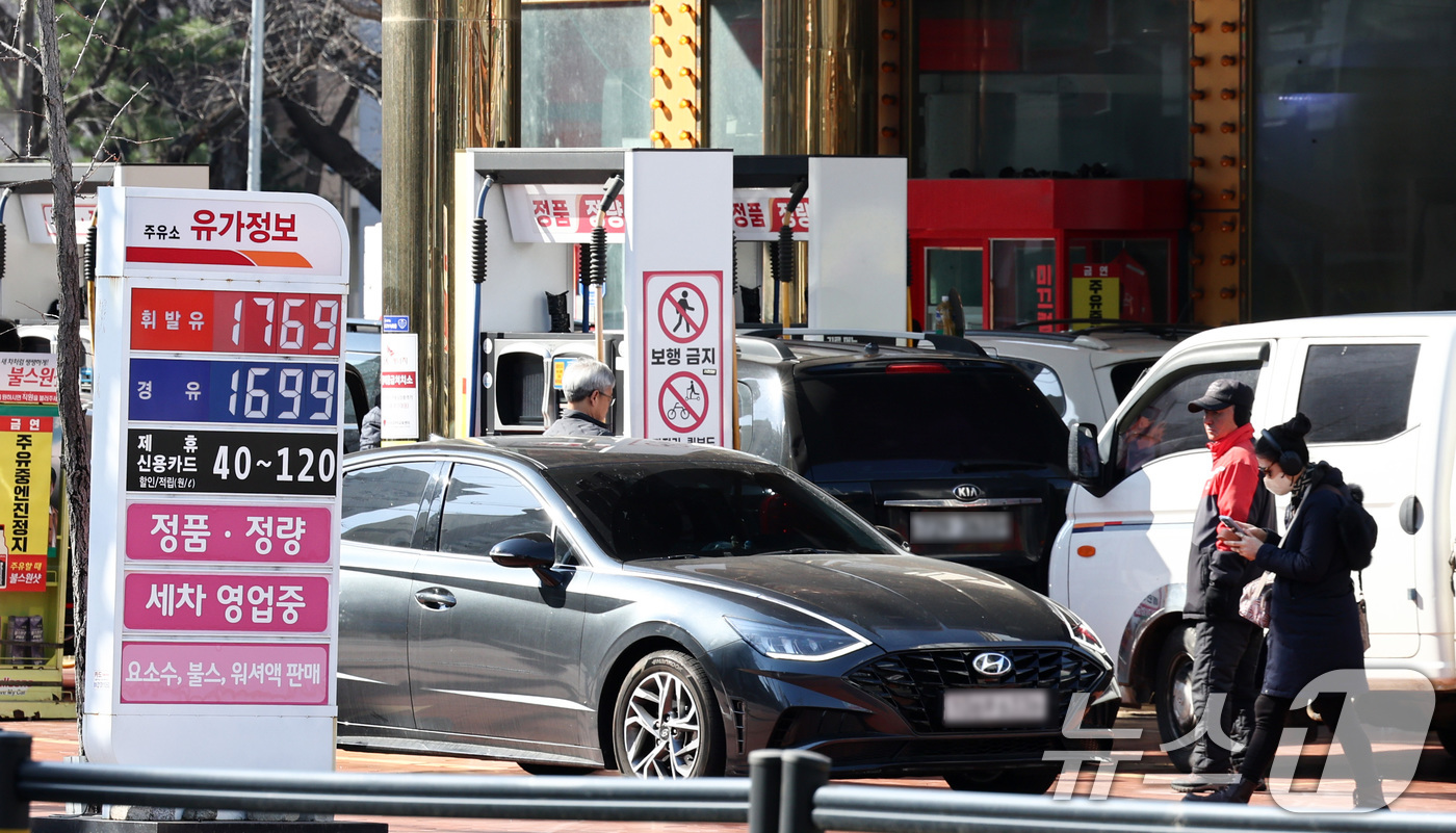 (서울=뉴스1) 최지환 기자 = 석유제품 최고가격제 시행 첫날인 13일 서울의 한 주유소에 휘발유·경유 가격이 표시되어 있다.최고가격제는 정유사가 주유소와 대리점 등에 공급하는 도 …