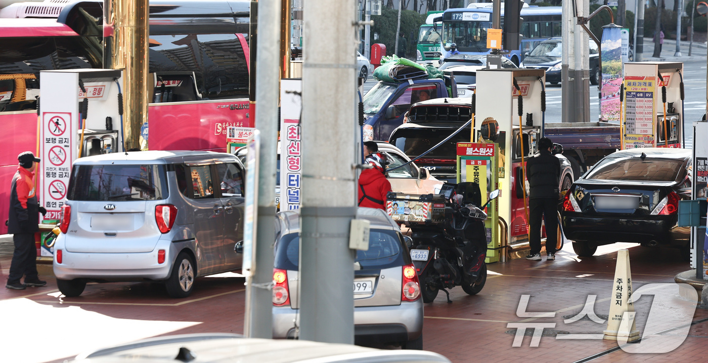 (서울=뉴스1) 최지환 기자 = 석유제품 최고가격제 시행 첫날인 13일 서울의 한 주유소가 북적이고 있다.최고가격제는 정유사가 주유소와 대리점 등에 공급하는 도매가격에 적용되며 1 …