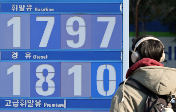 치솟는 기름값에 '석유 최고가격제' 도입