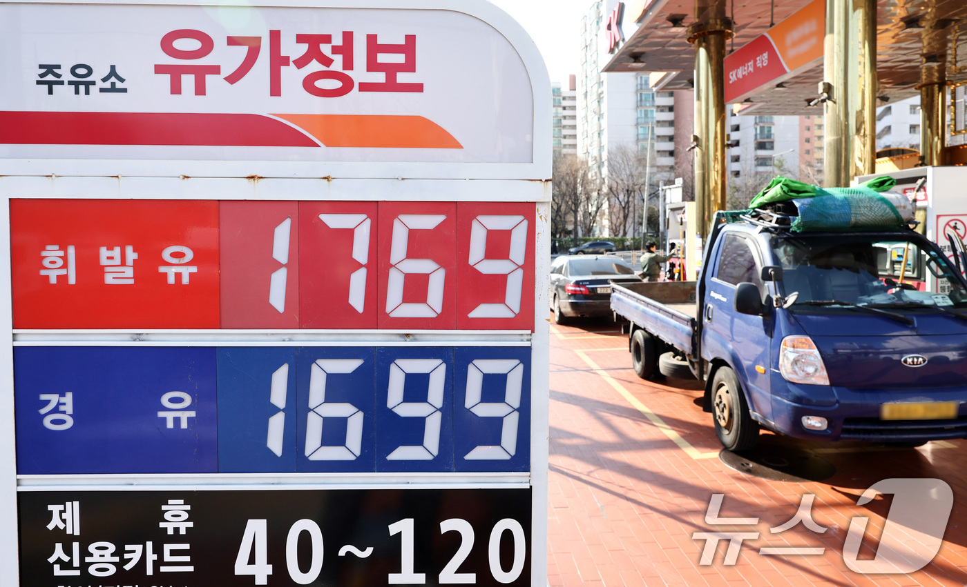 (서울=뉴스1) 최지환 기자 = 석유제품 최고가격제 시행 첫날인 13일 서울의 한 주유소에 휘발유·경유 가격이 표시되어 있다.최고가격제는 정유사가 주유소와 대리점 등에 공급하는 도 …