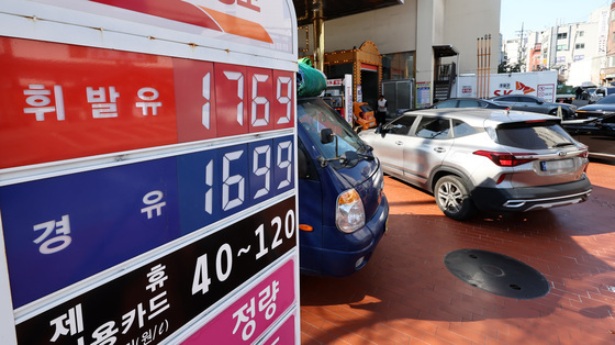 "내린 주유소도 있고 그대로인 곳도"…최고가격제 첫날 체감 미미