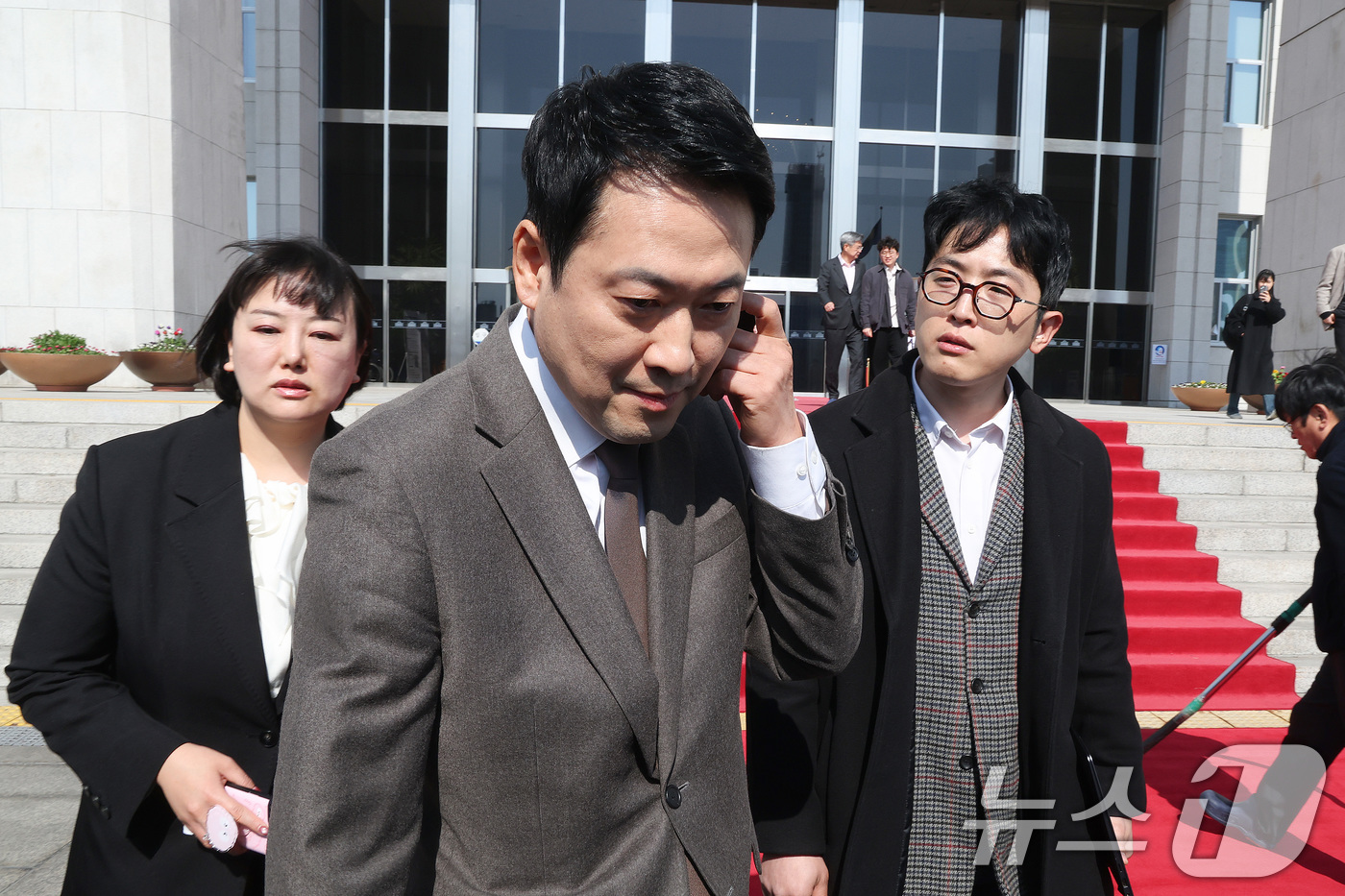 (서울=뉴스1) 신웅수 기자 = 장동혁 국민의힘 대표가 13일 서울 여의도 국회에서 최고위원들을 만난 후 국회를 나서고 있다. 2026.3.13/뉴스1