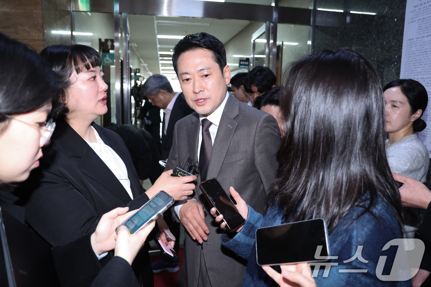 (서울=뉴스1) 신웅수 기자 = 장동혁 국민의힘 대표가 13일 서울 여의도 국회에서 최고위원들을 만난 후 취재진의 질의에 답변하고 있다. 2026.3.13/뉴스1