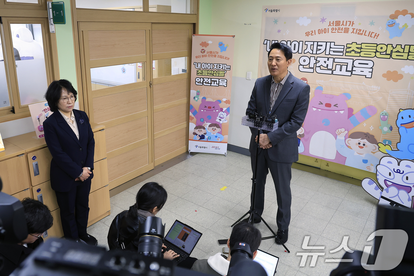 (서울=뉴스1) 박정호 기자 = 오세훈 서울시장이 13일 오전 서울 용산구의 한 초등학교에서 초등안심벨 안전교육을 마친 뒤 나와 브리핑을 하고 있다.초등안심벨은 키링처럼 책가방에 …