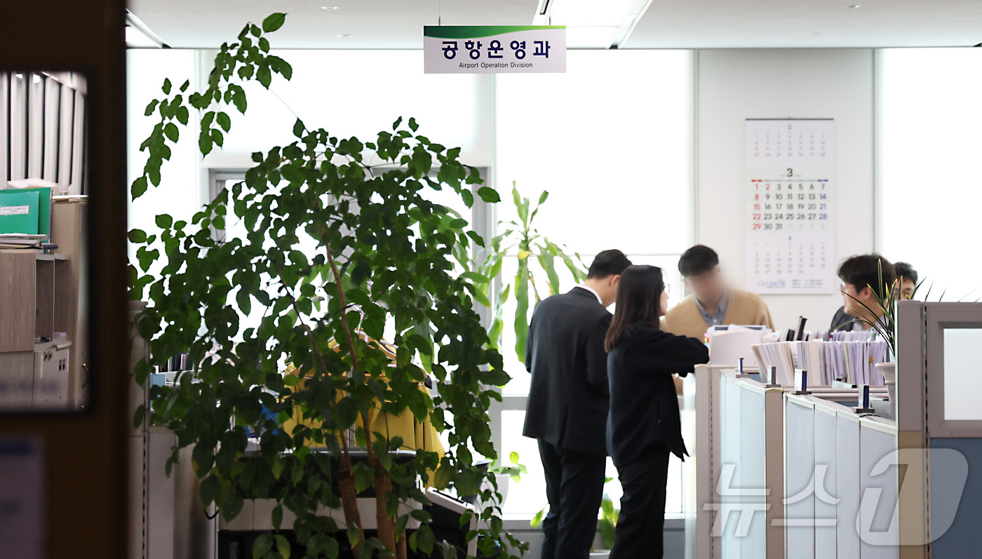 (세종=뉴스1) 김기남 기자 = 12·29 여객기 참사를 수사하는 경찰청 국가수사본부 특별수사단 수사관들이 13일 정부세종청사 국토교통부 공항운영과에서 압수수색을 하며 관계자들이 …