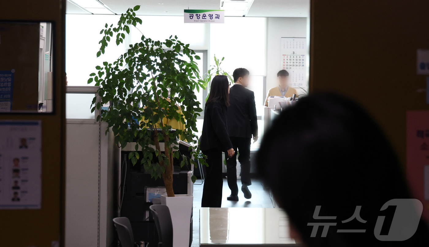 (세종=뉴스1) 김기남 기자 = 12·29 여객기 참사를 수사하는 경찰청 국가수사본부 특별수사단 수사관들이 13일 정부세종청사 국토교통부 공항운영과에서 압수수색을 하며 관계자들이 …