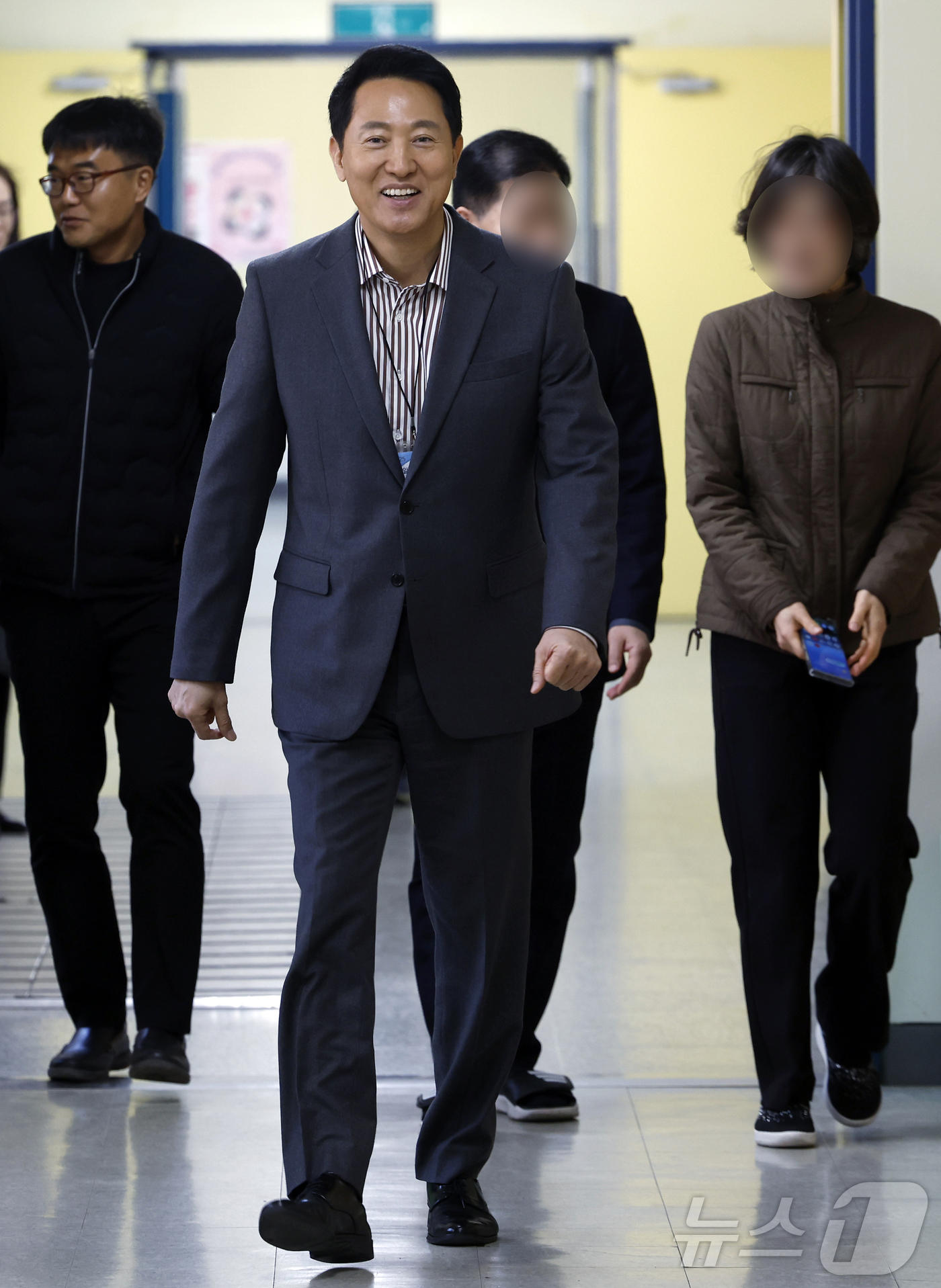 (서울=뉴스1) 박정호 기자 = 오세훈 서울시장이 13일 오전 서울 용산구의 한 초등학교에서 초등안심벨 안전교육을 위해 교실로 향하고 있다.초등안심벨은 키링처럼 책가방에 달고 다니 …