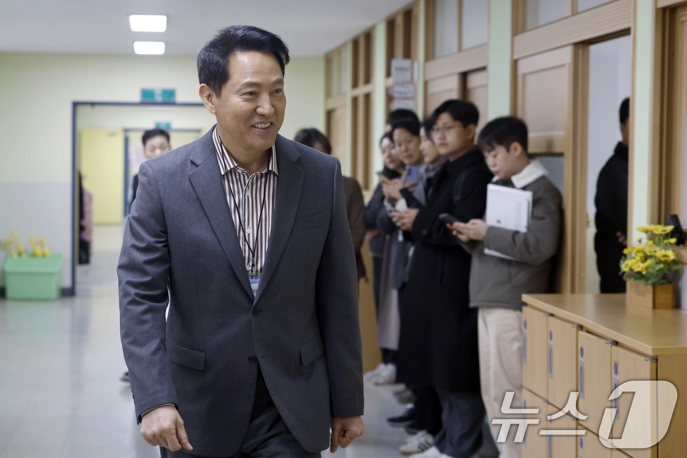 (서울=뉴스1) 박정호 기자 = 오세훈 서울시장이 13일 오전 서울 용산구의 한 초등학교에서 초등안심벨 안전교육을 위해 교실로 향하고 있다.초등안심벨은 키링처럼 책가방에 달고 다니 …