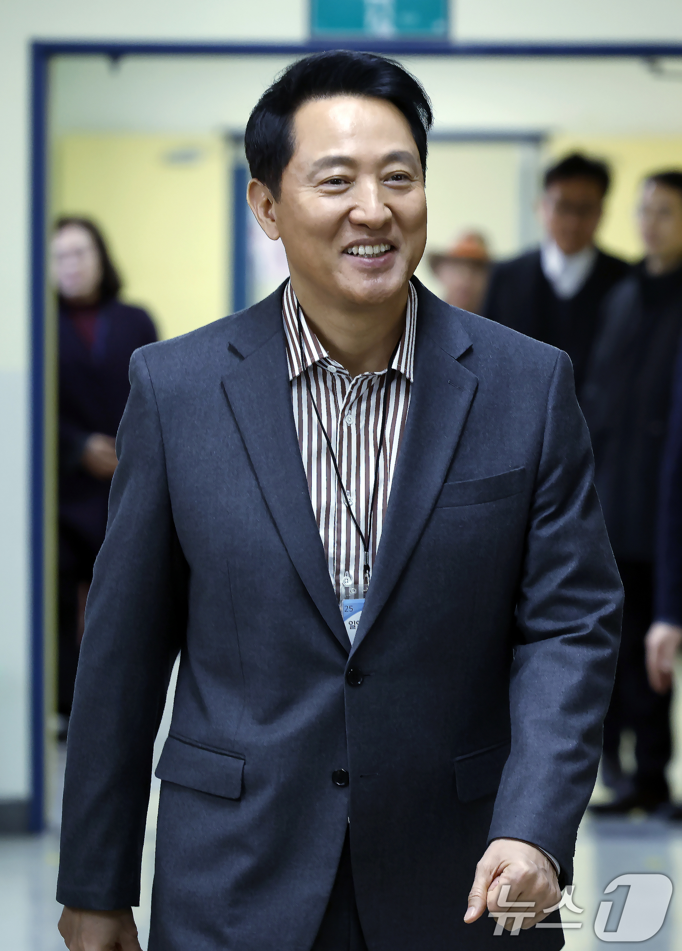 (서울=뉴스1) 박정호 기자 = 오세훈 서울시장이 13일 오전 서울 용산구의 한 초등학교에서 초등안심벨 안전교육을 위해 교실로 향하고 있다.초등안심벨은 키링처럼 책가방에 달고 다니 …