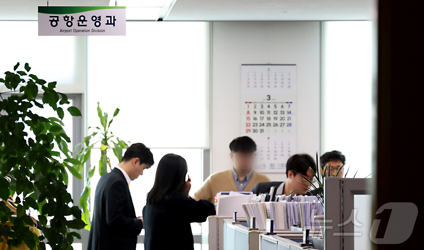 (세종=뉴스1) 김기남 기자 = 12·29 여객기 참사를 수사하는 경찰청 국가수사본부 특별수사단 수사관들이 13일 정부세종청사 국토교통부 공항운영과에서 압수수색을 하며 관계자들이 …