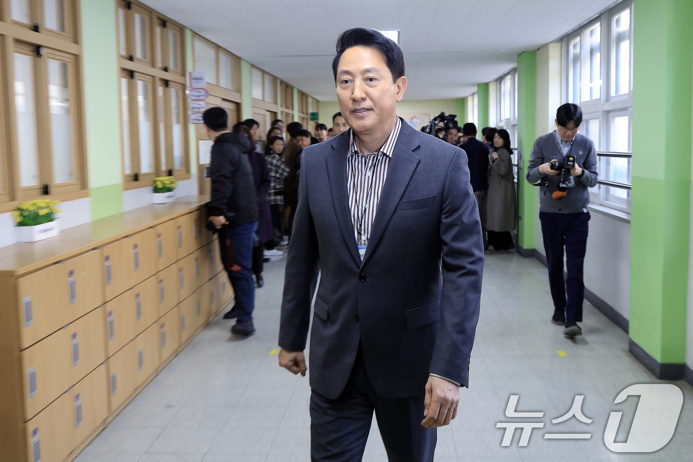 (서울=뉴스1) 박정호 기자 = 오세훈 서울시장이 13일 오전 서울 용산구의 한 초등학교에서 초등안심벨 안전교육을 마친 뒤 이동하고 있다.초등안심벨은 키링처럼 책가방에 달고 다니다 …