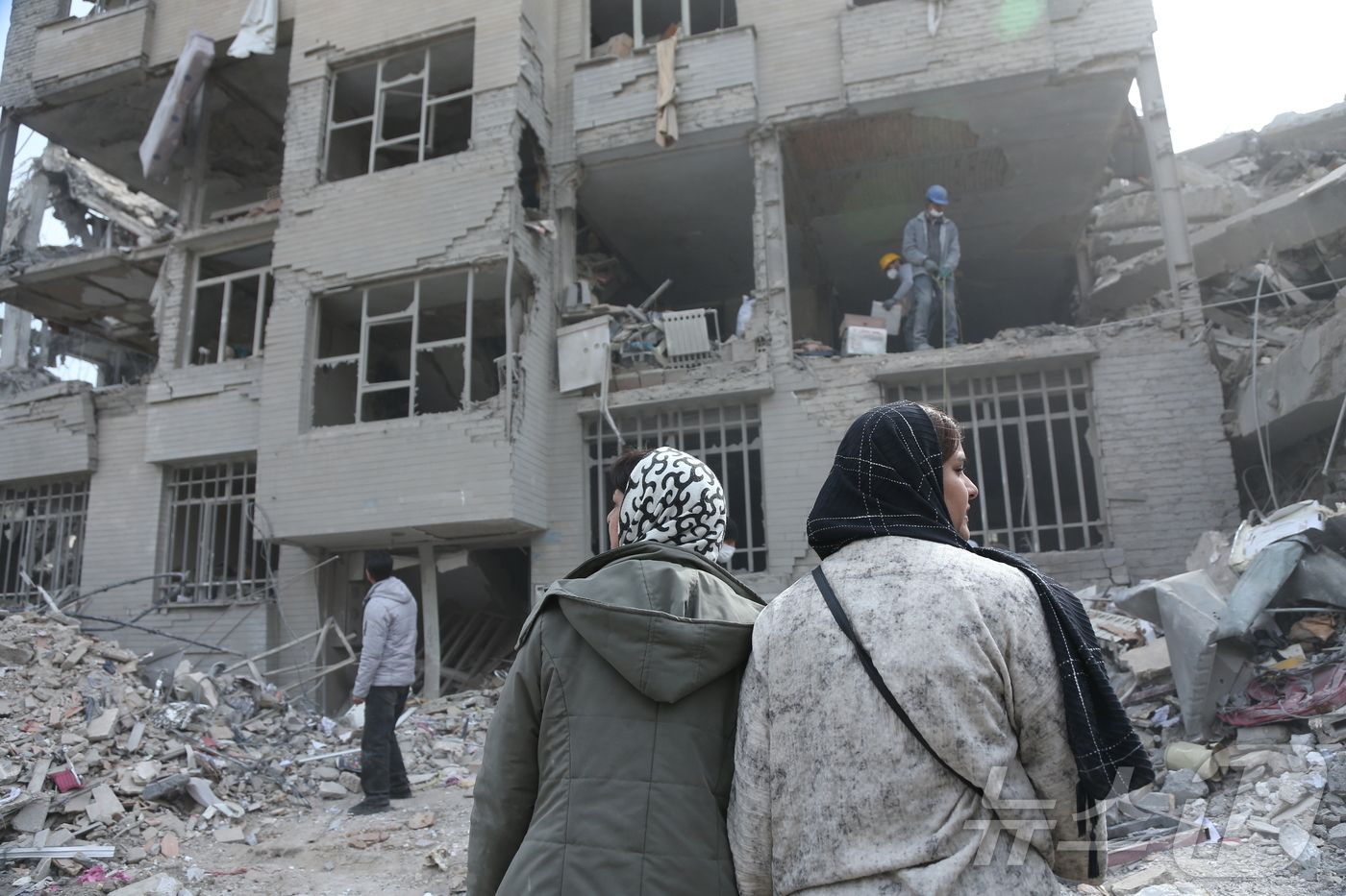 (테헤란 신화=뉴스1) 강민경 기자 = 12일(현지시간) 이란 수도 테헤란의 폐허 속에서 주민들이 폭격에 손상된 건물을 뒤져 생필품을 찾고 있다. 2026.3.12ⓒ 신화=뉴스1