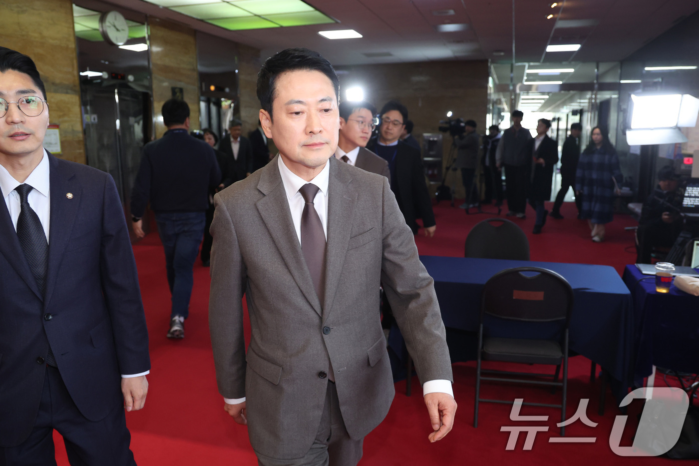 (서울=뉴스1) 신웅수 기자 = 장동혁 국민의힘 대표가 13일 서울 여의도 국회에서 최고위원들을 만난 후 국회를 나서며 취재진의 질의에 답변하고 있다. 2026.3.13/뉴스1