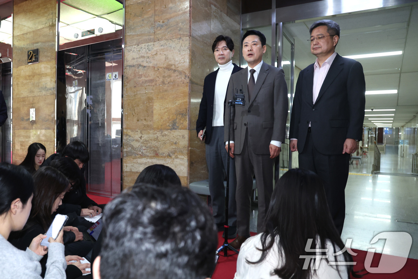 (서울=뉴스1) 신웅수 기자 = 장동혁 국민의힘 대표가 13일 서울 여의도 국회에서 최고위원들을 만난 후 국회를 나서며 취재진의 질의에 답변하고 있다. 2026.3.13/뉴스1