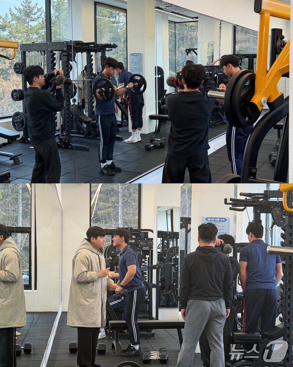 본문 이미지 - 목포중앙고 학생들이 교내 체력단련실에서 숏폼 영상을 촬영하고 있다.(전남교육청 제공, 재판매 및.DB 금지)/뉴스1  