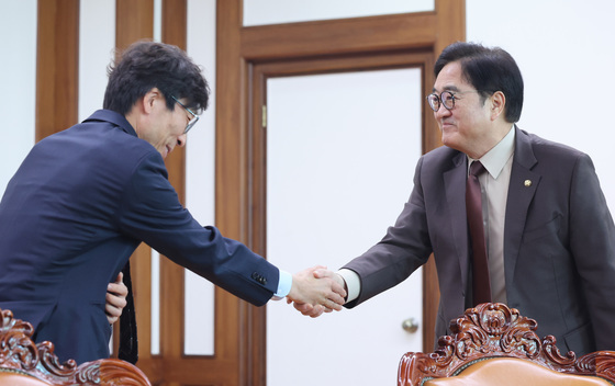 송상교 진실화해위원장과 인사하는 우원식 의장