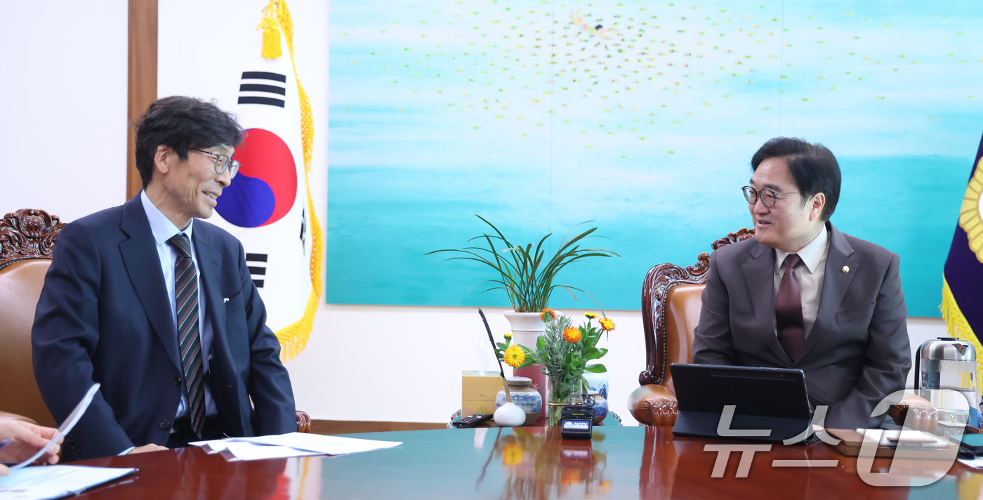 (서울=뉴스1) 신웅수 기자 = 우원식 국회의장이 13일 서울 여의도 국회에서 송상교 진실화해위원장을 접견하고 있다. 2026.3.13/뉴스1