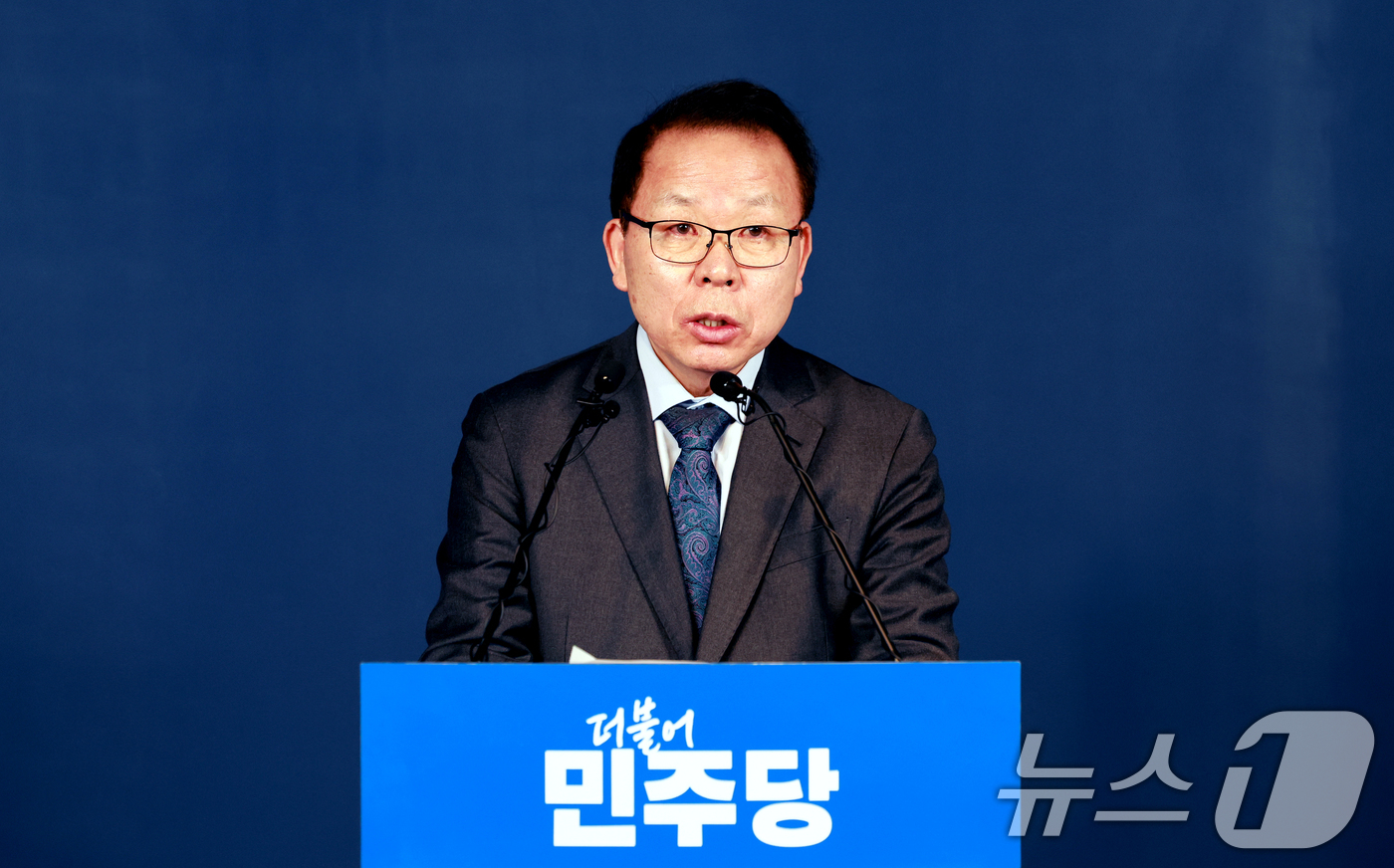 (서울=뉴스1) 이호윤 기자 = 김이수 중앙당 공천관리위원장이 13일 서울 여의도 더불어민주당 중앙당사에서 공천 관련 심사 결과를 발표하고 있다. 2026.3.13/뉴스1