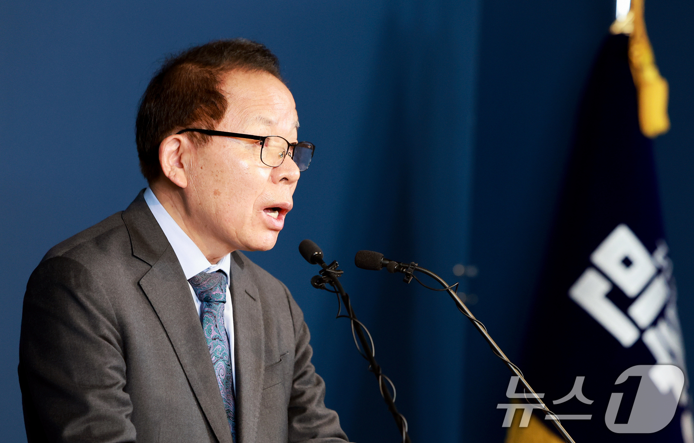 (서울=뉴스1) 이호윤 기자 = 김이수 중앙당 공천관리위원장이 13일 서울 여의도 더불어민주당 중앙당사에서 공천 관련 심사 결과를 발표하고 있다. 2026.3.13/뉴스1