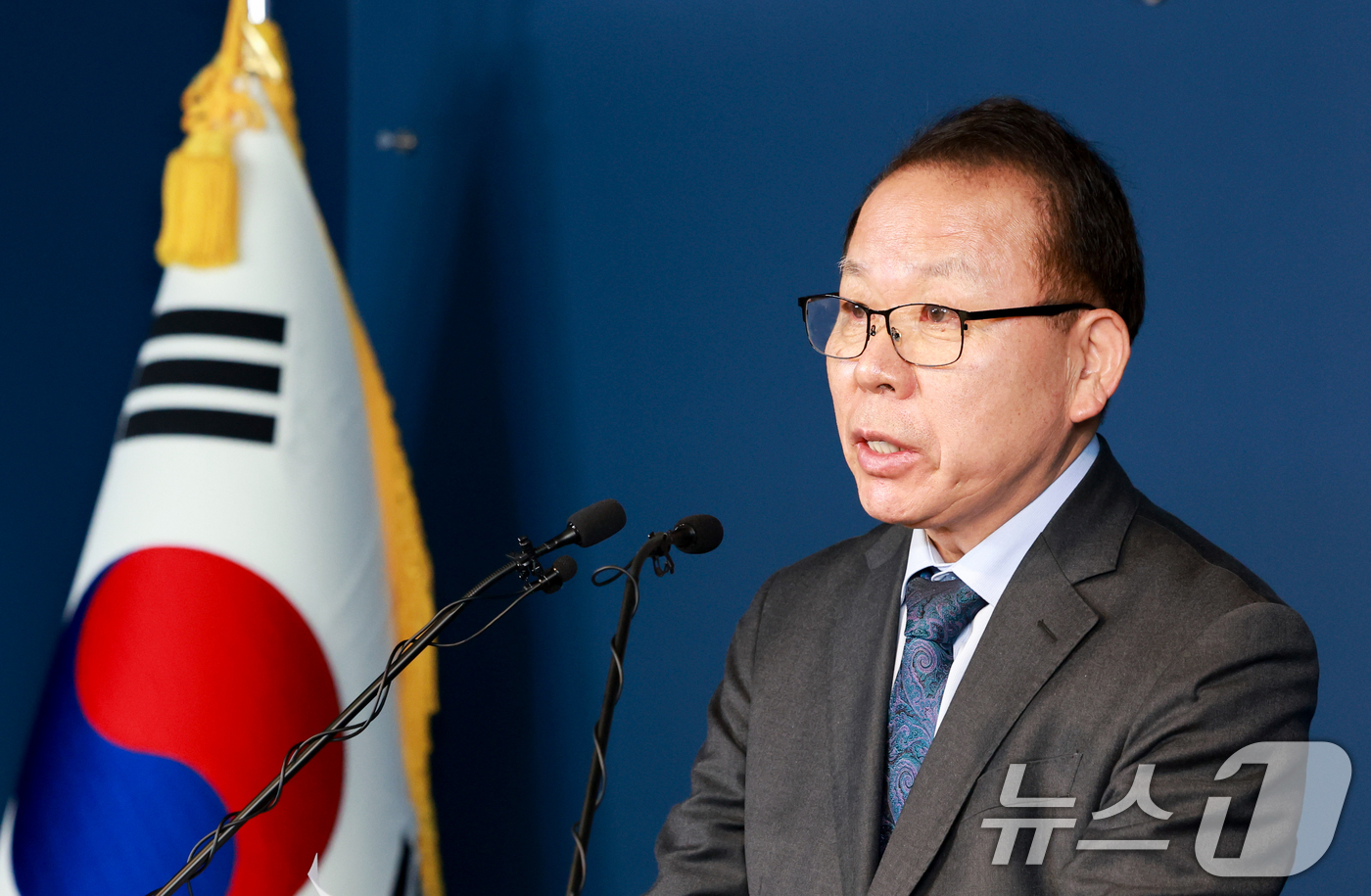 (서울=뉴스1) 이호윤 기자 = 김이수 중앙당 공천관리위원장이 13일 서울 여의도 더불어민주당 중앙당사에서 공천 관련 심사 결과를 발표하고 있다. 2026.3.13/뉴스1