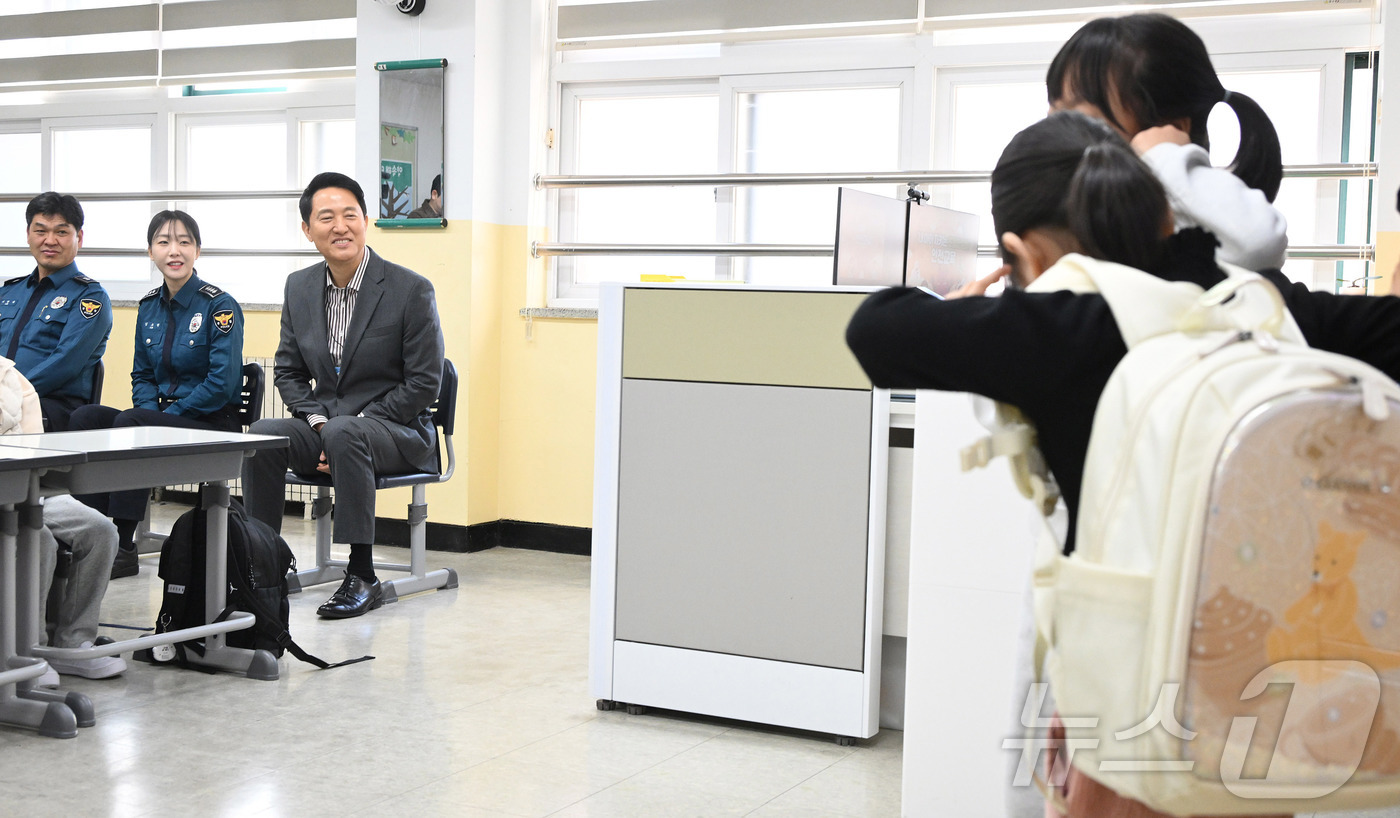 (서울=뉴스1) 박정호 기자 = 오세훈 서울시장이 13일 초등안심벨 교육을 위해 서울 용산구의 한 초등학교를 방문해 1학년 학생들의 상황극을 보고 있다. (공동취재) 2026.3. …